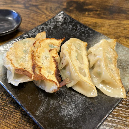 【横須賀】まるで小籠包 噛めばスープと肉汁が溢れ出す進化系餃子「浜ん家」